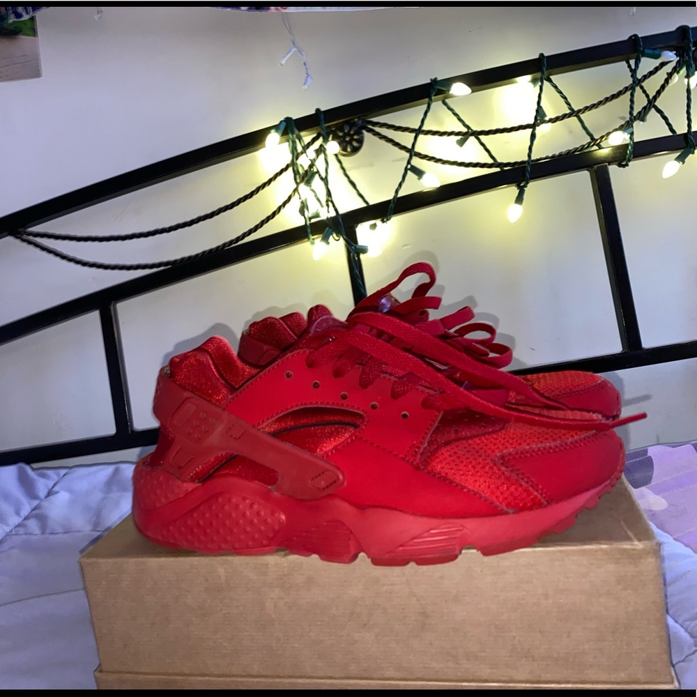 RED NIKE HUARACHES